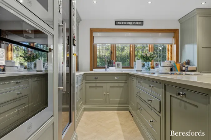 Property in Oak Hill Road, Stapleford Abbotts alternative image